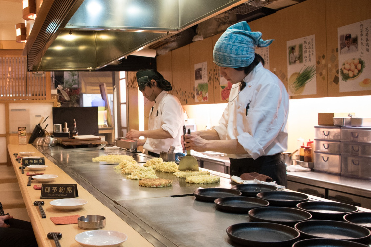Making okonomiyaki