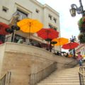 One Day in LA, Colorful umbrellas embellishing the famous Rode Drive Steps in Beverly Hills, California, Que Hacer en Los Angeles en un dia
