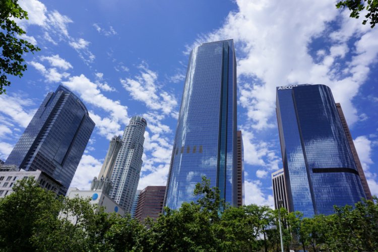 Blick auf die Bunker Hills Gebäude von der Front des Grand Central Market, Los Angeles, Kalifornien