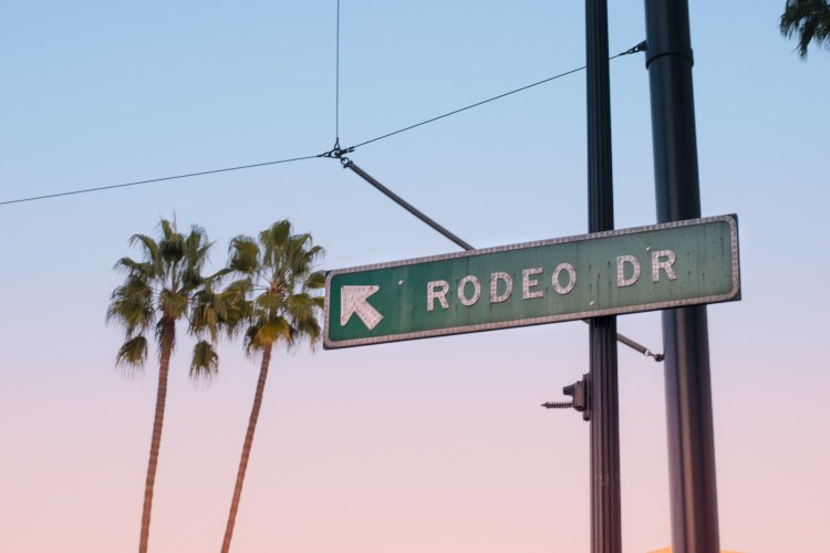 Rodeo Drive Schild bei Sonnenuntergang